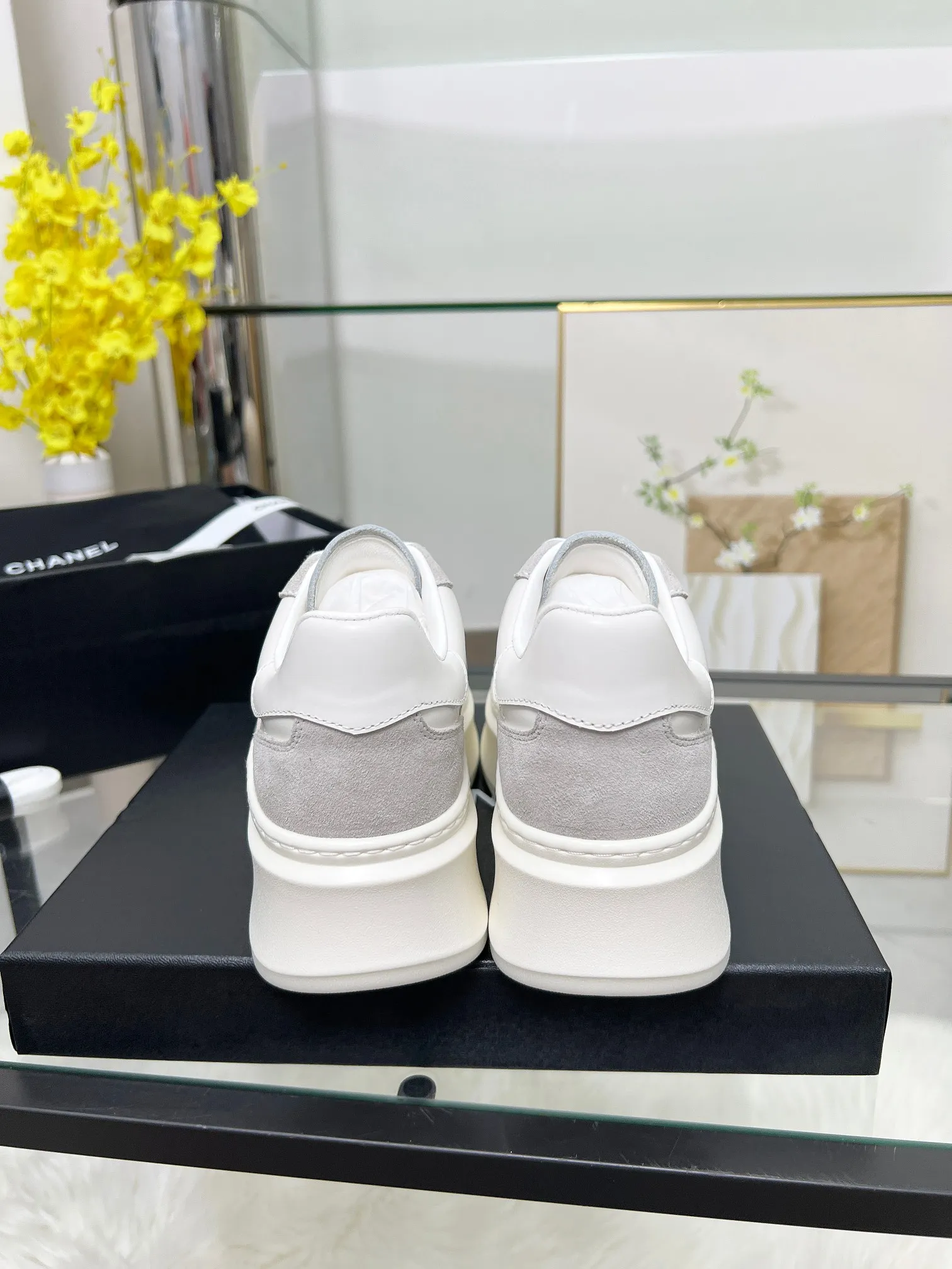 👟👟Ex-factory price 480👟👟 CHANEL 25C spring and summer new sports shoes official website is available at the same time ❤️ Counter out-of-stock kings. Major bloggers are recommending new styles on social days. This season’s new styles are simply eye-catching and look great on the feet. The casual casual sports style is refreshing and natural, interpreting Chanel’s fashionable femininity. The overall customization makes all sports models on the market at that time obsolete. This series is now available for sale! The upper is made of custom imported pebbled calf leather ➕ custom frosted calf leather. The lining is made of original one-to-one professionally customized mesh. Hardware accessories. Original full set of molds (not common in the market). Original custom molded TPU combination outsole. Height 4 cm. Women's size 35-39.